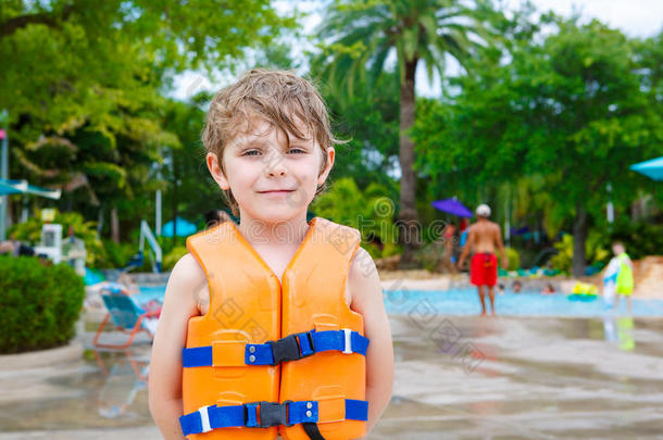兴奋的<strong>孩子</strong>在水上公园享受<strong>暑假</strong>