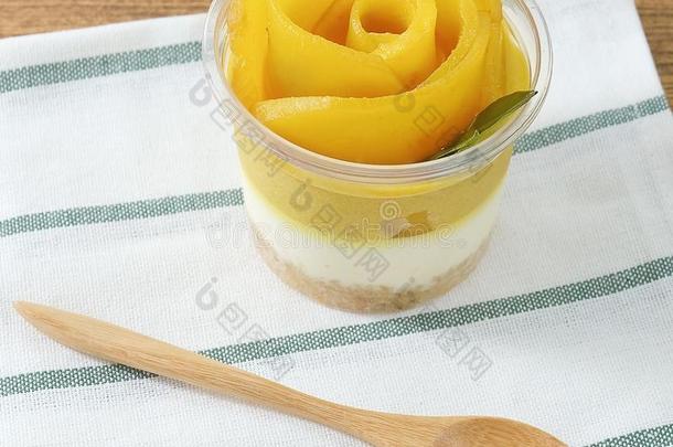 美味的成熟甜奶油芒果芝士蛋糕