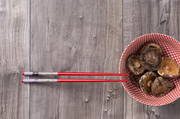 亚洲桌子，筷子和干香菇放在碗里