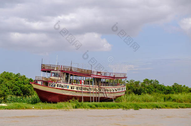 放弃游轮在蓝天下围绕Tonlesap，柬埔寨