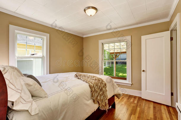 空卧室内部有白色床上用品和<strong>硬木</strong>地板。