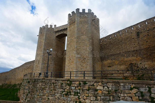 中世纪城墙的大门。 莫雷拉