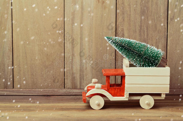 玩具卡车上的圣诞树。 圣诞节假期概念