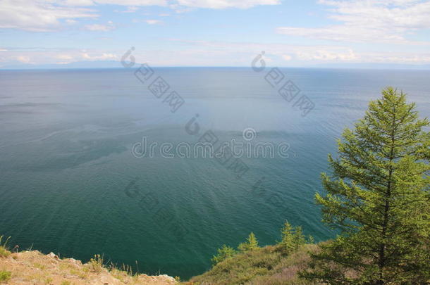 美丽的湖泊自然在夏天，高山和清澈的绿色，紫色的贝加尔湖，西伯利亚，俄罗斯-景观