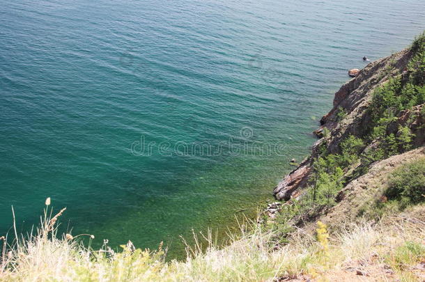 美丽的湖泊自然在夏天，高山和清澈的绿色，紫色的贝加尔湖，西伯利亚，俄罗斯-景观