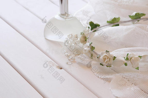 水晶项链，白色花冠和香水瓶