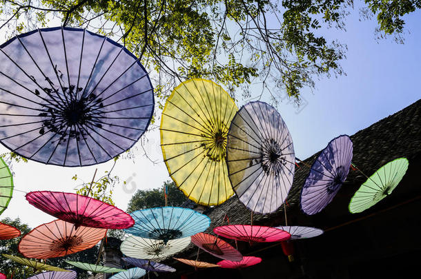 五颜六色的油纸伞悬挂在古代中国人之前