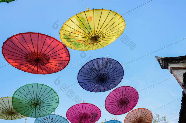 古镇蓝天下的中国油纸伞