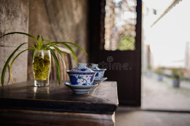 陶瓷茶杯在中国古代民居的桌子上