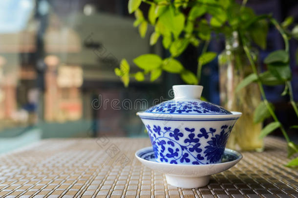 青花陶瓷茶杯上的竹编垫子，中国
