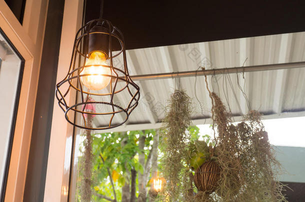 爱迪生的灯泡和现代风格的灯。 暖色调灯泡灯。 咖啡店的灯。