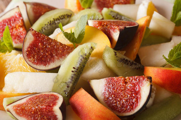 新鲜水果切片的背景：无花果，桃子，瓜，猕猴桃