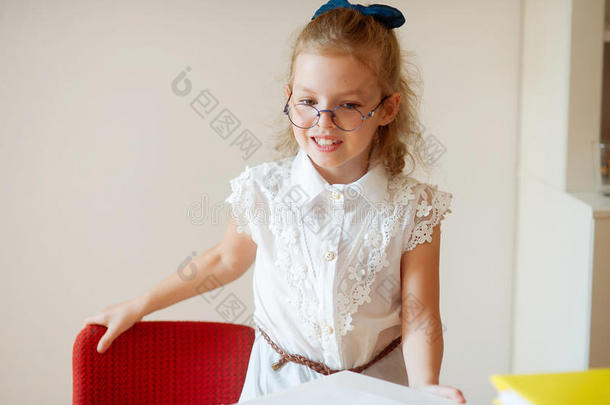 可爱的<strong>小女生</strong>站在桌子附近。