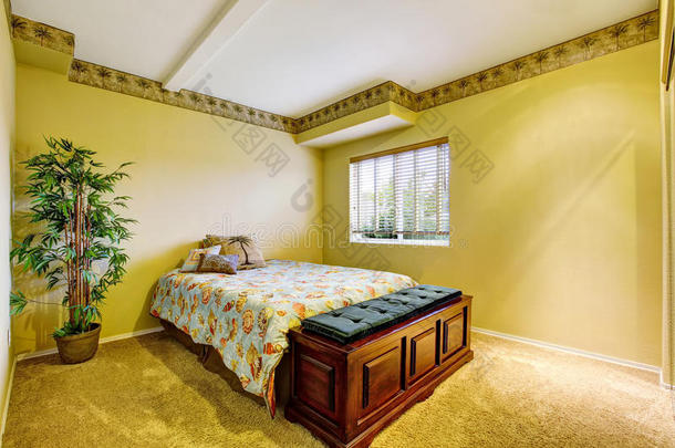 卧室内部有黄色墙壁和地毯地板