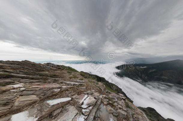 一个人站在山里，望着远处，上面