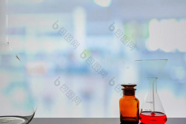 背景为模糊实验室的玻璃器皿。