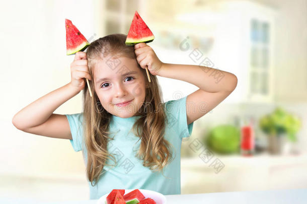 小女孩吃西瓜在室内背景空旷的空间。