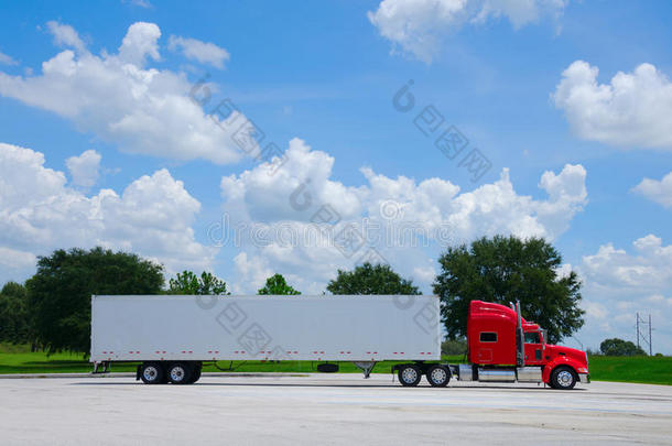 干净闪亮的红色半拖拉机卡车w货物拖车
