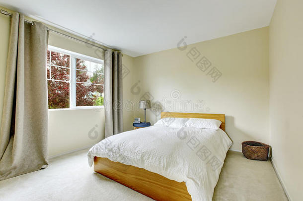 卧室内部采用浅色，木质床和地毯地板。