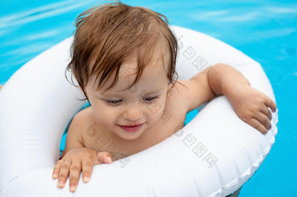 婴儿在游泳池游泳