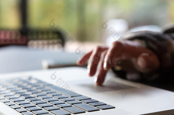 电脑特写图片和人的手滚动触摸板