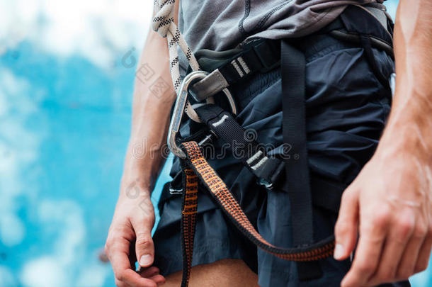 攀爬者佩戴安全带和攀爬设备的特写
