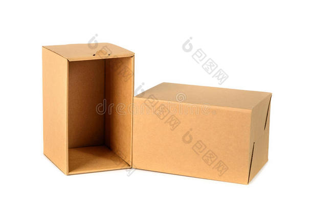 带盖的棕色纸箱包装，隔离在白色背景上