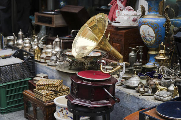 古董市场上的旧留声机和其他古董物品