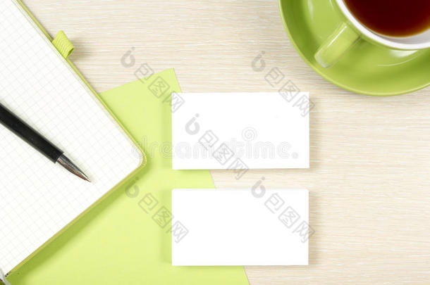 名片空白，<strong>记事本</strong>，咖啡杯和钢笔在办公桌桌面视图。 <strong>企业</strong>文具品牌模型