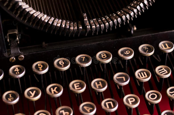 黑色键盘是俄罗斯机械打字机特写的古董