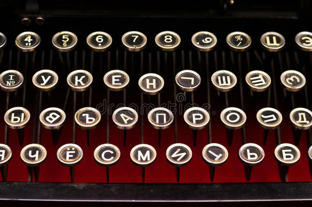 黑色<strong>键盘</strong>是俄罗斯<strong>机械</strong>打字机特写的古董