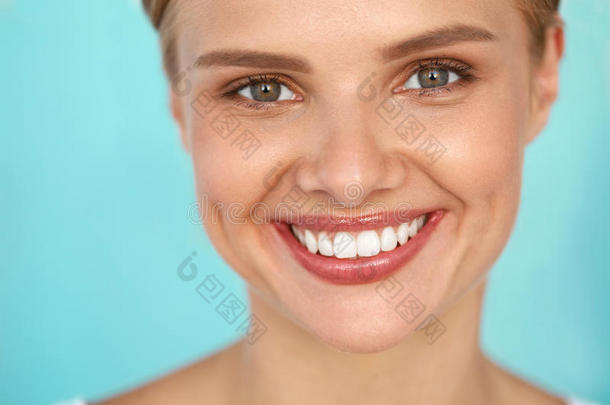 美丽的微笑。 微笑的女人带着洁白的牙齿美丽的肖像。