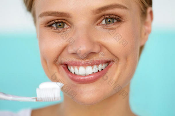 美丽的微笑的女人用刷子<strong>刷牙健康</strong>的白色牙齿