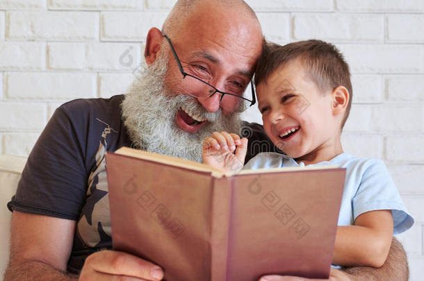 大胡子老人和孙子一起看书