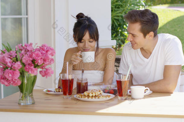 一对夫妇在户外桌子上吃早餐