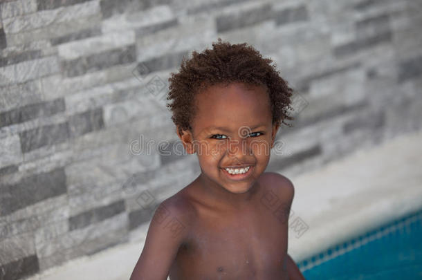 夏天在游泳池里呆了三年的非洲小孩