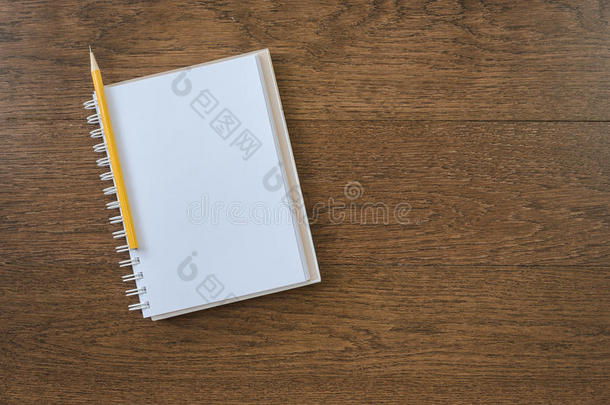 木制纹理背景上的空白白色笔记本
