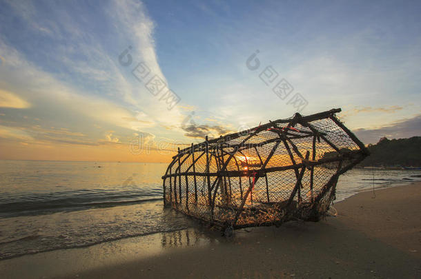 海滩上泰式<strong>钓鱼工具</strong>，以早晨美丽的大海和天空为背景