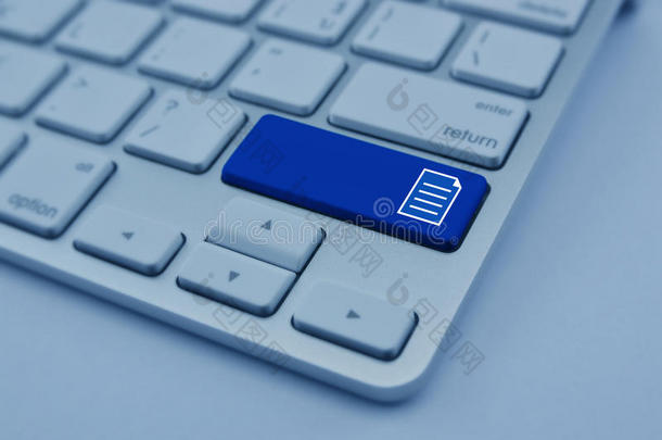 现代计算机键盘按钮上的文档图标，网络连接
