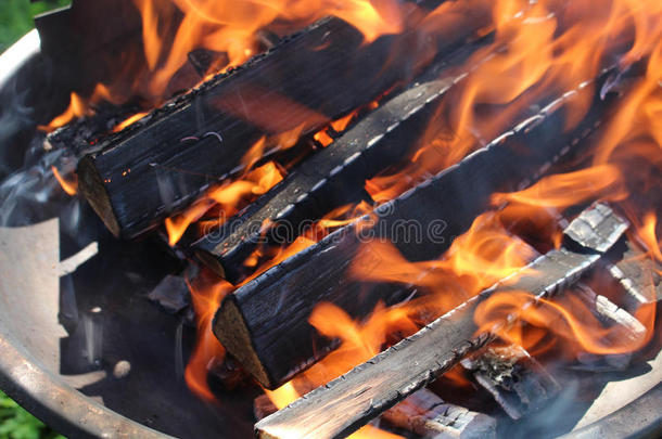 烤架上木头上的火焰