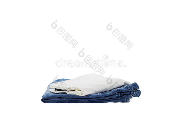 蓝色牛仔裤和白色T恤隔离在白色背景上。
