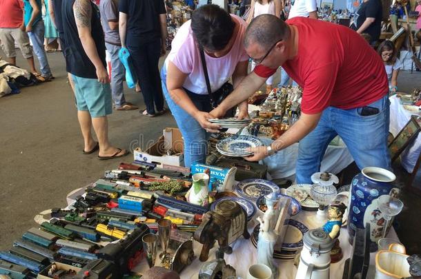 西班牙巴塞罗那-2016年8月21日：游客检查跳蚤市场上各种复古商品