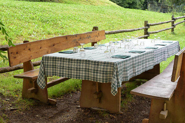 乡村午餐在乡村的桌子和长凳上
