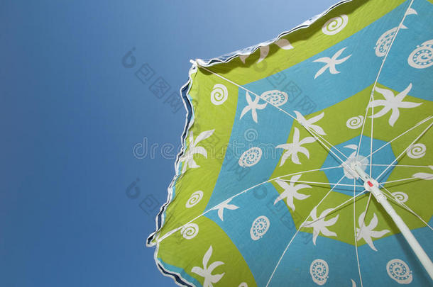 五颜六色的阳伞就在太阳暑假的正上方