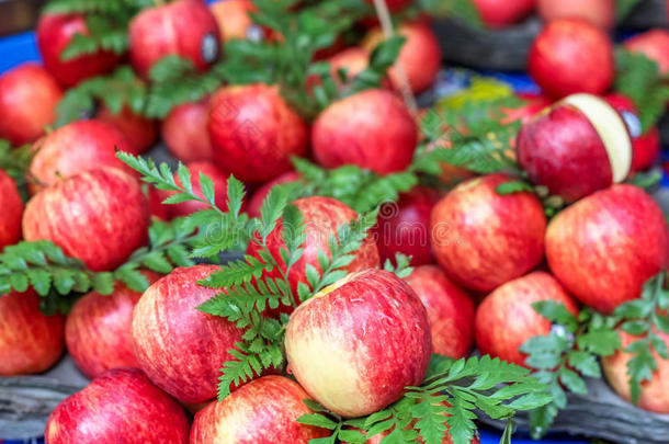 关闭美丽的苹果水果在市场上出售