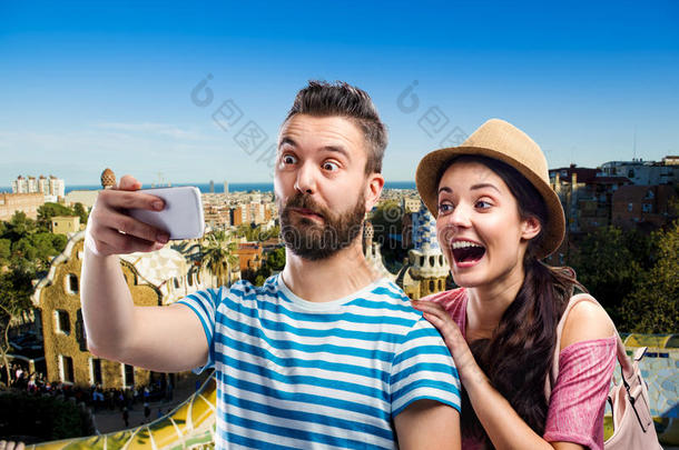 夫妇与智能手机，自拍。 阳光明媚的夏季城市。
