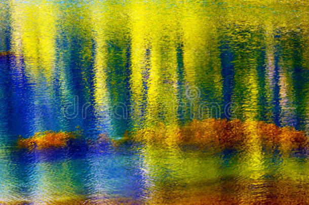 蓝色黄色的水反射抽象文纳奇河华盛顿