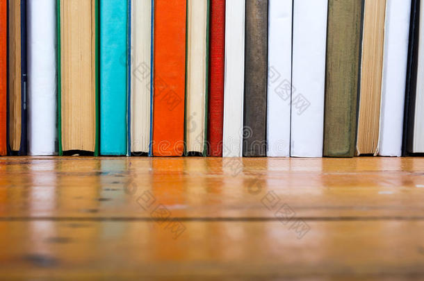 图书馆的木桌书架上的书。 回到学校背景与复制空间为您的广告文本。 老了