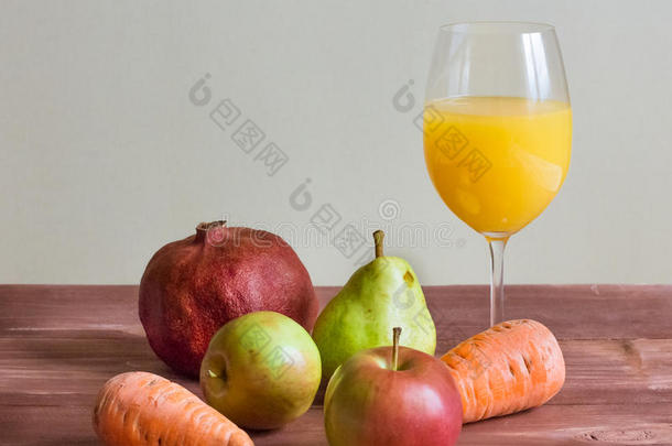 水果和一杯新鲜果汁
