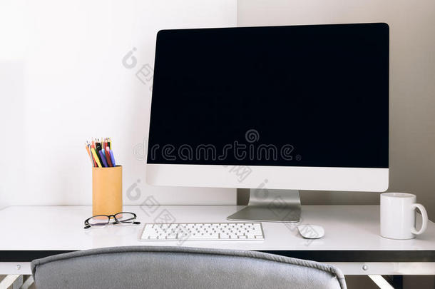 空白电脑桌面，键盘，<strong>日记</strong>和其他<strong>配</strong>件